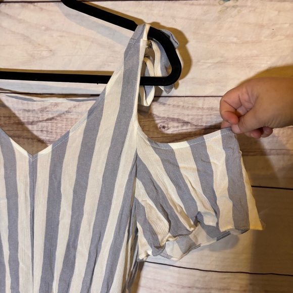 American eagle Off the Shoulder Blue and White Striped Romper Shorts NWT Medium - Picture 4 of 9